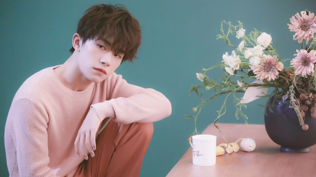 街头偶遇易烊千玺,蓝色短袖少年感十足,却被网友质疑身高造假