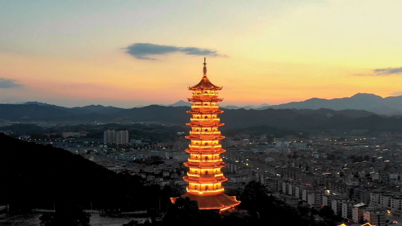 航拍夕阳下的大余牛魁星塔