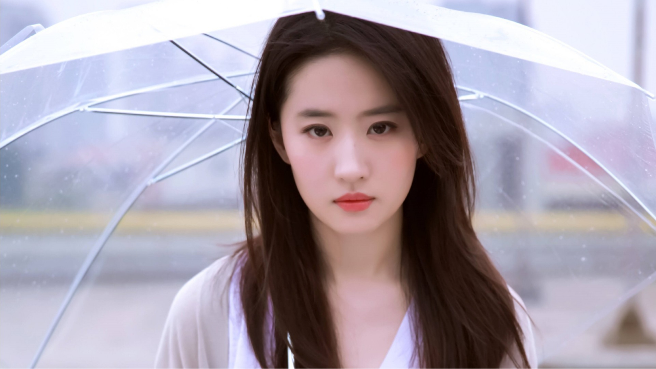 刘亦菲玫瑰故事白衣路透,被吐槽赘肉明显,同剧组朱珠待遇差别大