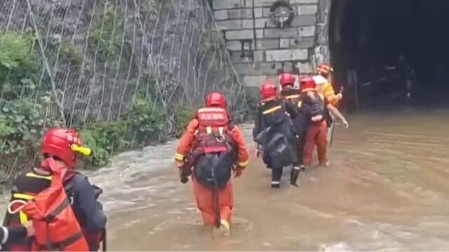 列车通信网络中断失联,北京市消防救援人员兵分三路,向受困列车方向挺进