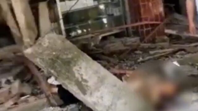 四川一房屋阳台坠落,大量建筑材料掉落,一名老人被埋压