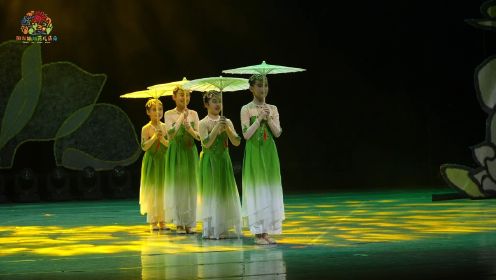 少儿群舞《茉莉花开》伴随着熟悉的民间音乐响起，小演员手拿中国韵味的绸伞，将中国古典舞、中国传统文化融入到舞蹈当中，很好的传播了中国文化和中国韵味。