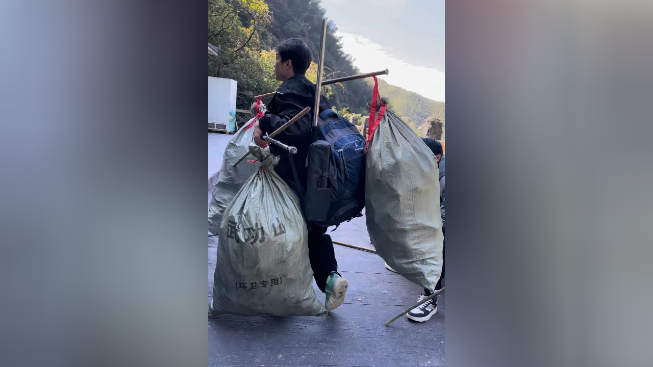 长沙大学生三次夜爬武功山捡800个瓶子挑下山网友是个狠人