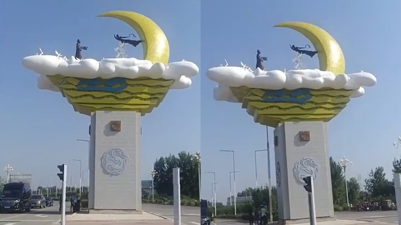 "天价雕塑"成网红打卡点,居民合影商贩摆摊经营,交警维持秩序