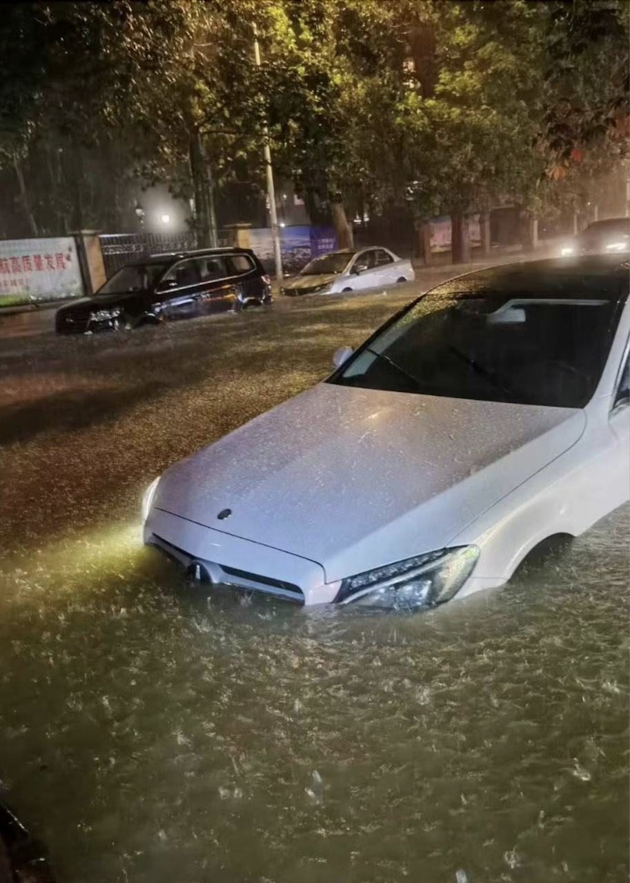 直击福州暴雨市区多处积水严重大桥上开车如开船