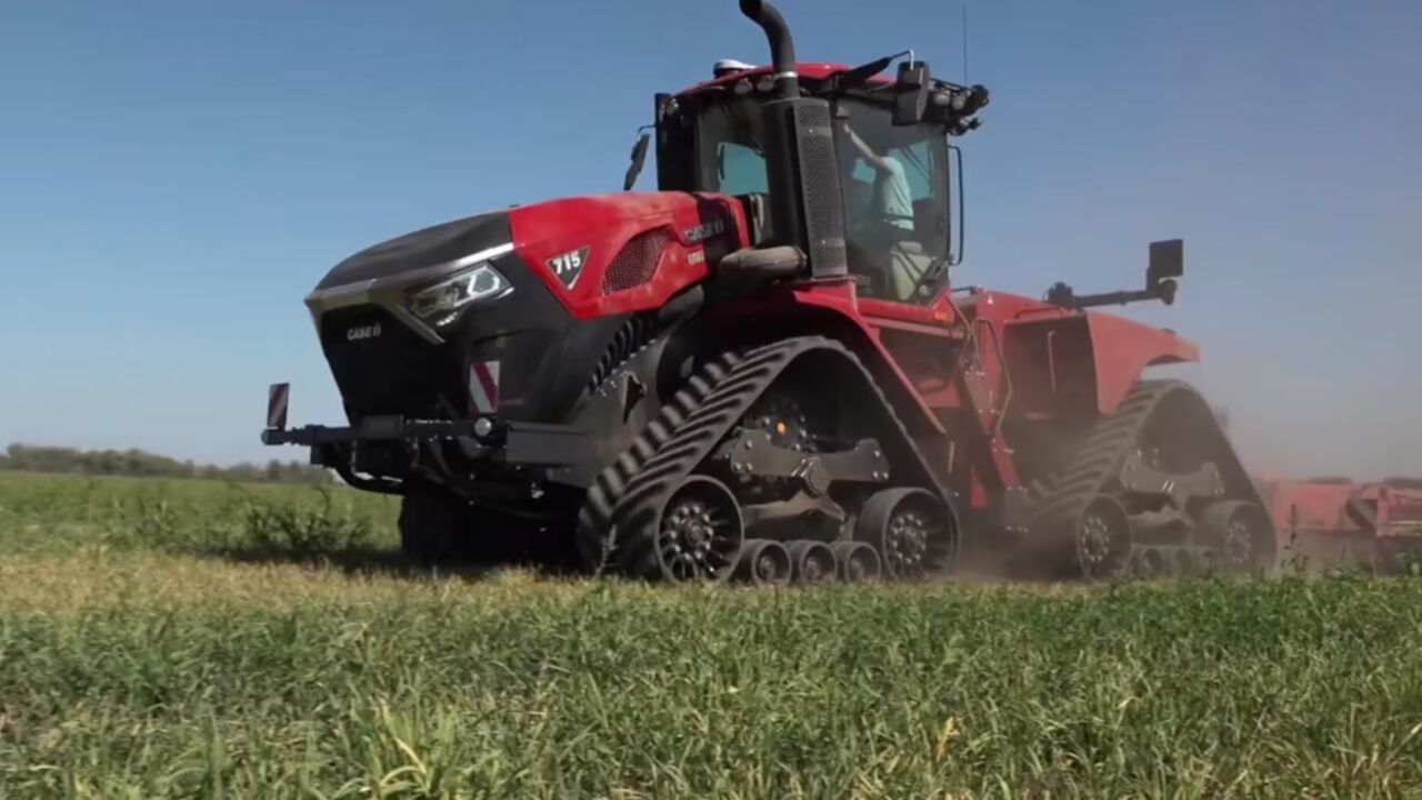凯斯715履带拖拉机带联合整地机作业!