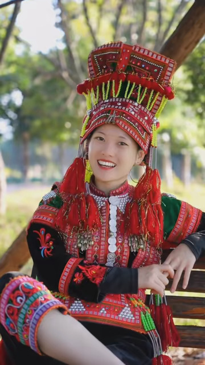 漂亮的彝族姑娘#边走边唱 #这里的歌