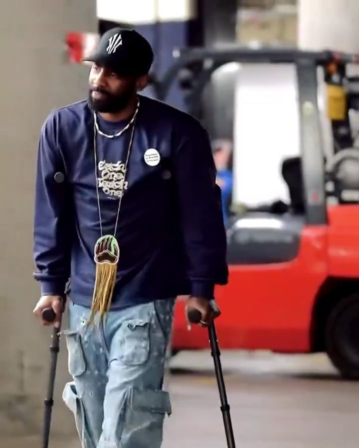 欧文拄拐来到球场#欧文 #独行侠 希望欧文早日康复