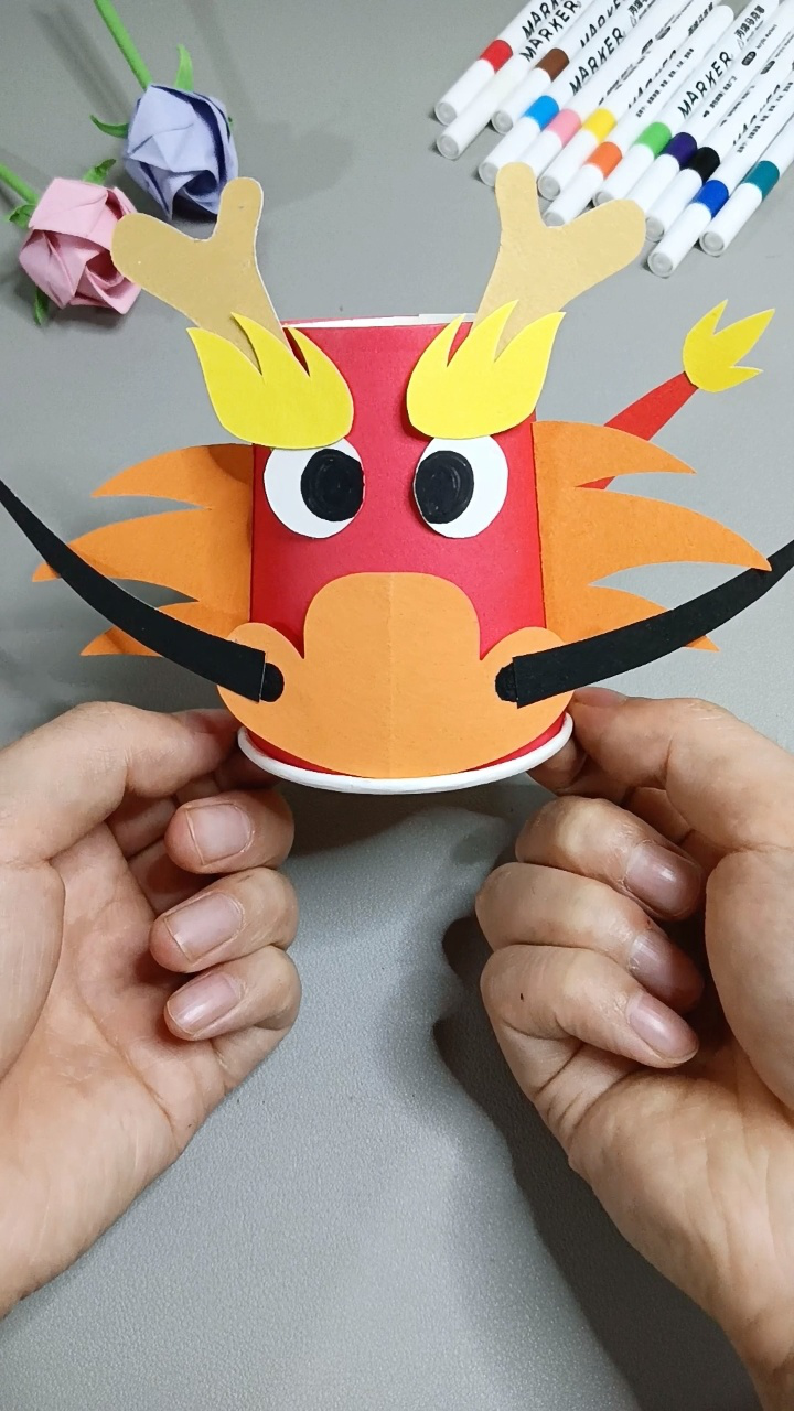 新年快到了,用纸杯做个可爱的龙年挂饰吧!简单又漂亮,快来试试吧!