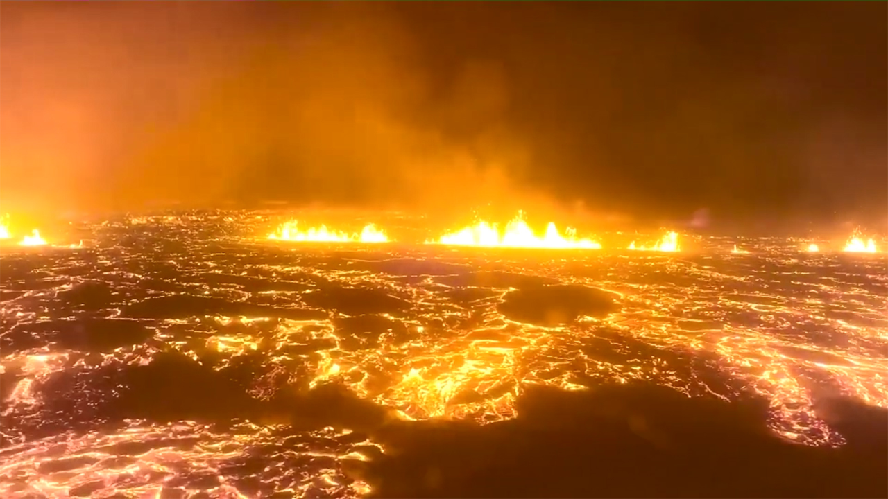 冰島一火山噴發岩漿噴薄而出場面震撼