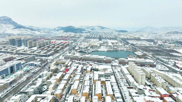 航拍雪后枣庄山城 白雪覆盖如置身“雪国”