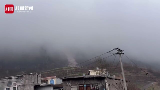 2月22日,多位网友发布视频称,云南镇雄县坪上镇老场村发生山体滑坡.