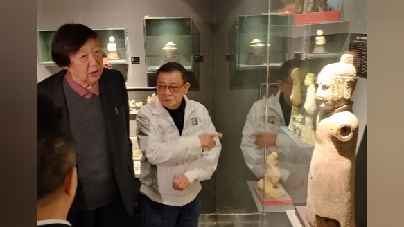 香港作家潘耀明参观雕像时无限感慨:如果金庸先生来看就好了