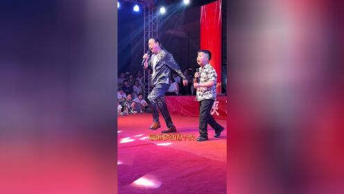 付飞社和他的徒孙小胖再次合唱《想给爹娘磕个头》#人山人海太热闹了