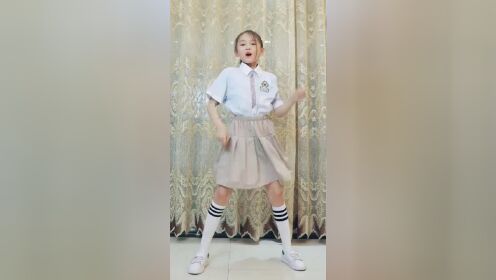 都说童模宋小睿是富二代我还不信,直到看见她穿的校服,我才信了