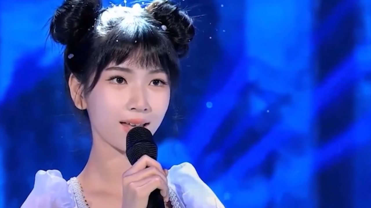 李昕融演唱《雪绒花》,歌声悠扬如雪花飘落,温暖而纯净