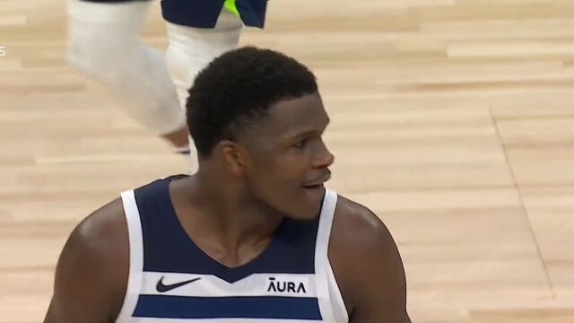 不甘！爱德华兹最后时刻连续鼓掌 和穆雷有所交流