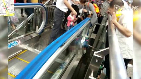 重庆一儿童被轨道交通电动扶梯卡住身亡