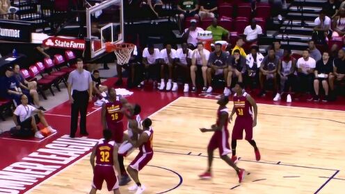 《NBA全场集锦》【得分】猛龙雷诺兹贴身强打 自投自抢补篮命中