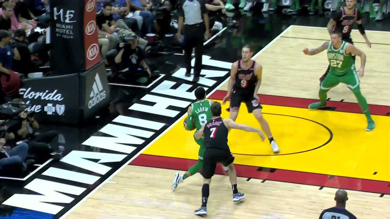 迈阿密热火花絮看着都疼拉金凌空后仰重重摔翻在地板