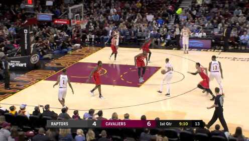 《NBA全场集锦》【得分】强行顶开伊巴卡！汤普森转身小勾手潇洒打进