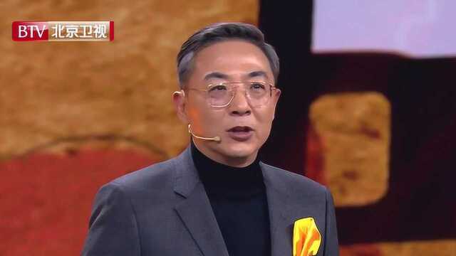 老年模特杨鸿炜现年57岁,鲁豫直言腿明显比同样身高的王雷要长