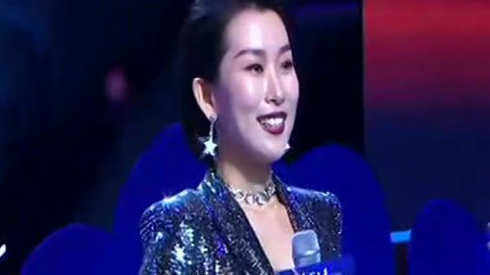 主持人与铁肺小歌后现场比拼 搞笑展示肺活量