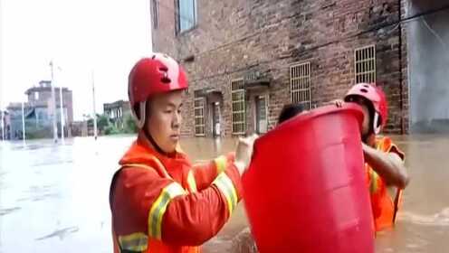 郴州安仁·迎战强降雨：暴雨突袭群众被困 消防全力救援