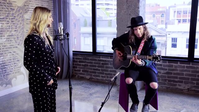 Julia Michaels – Issues (Acoustic)  Live on V Hits Australia