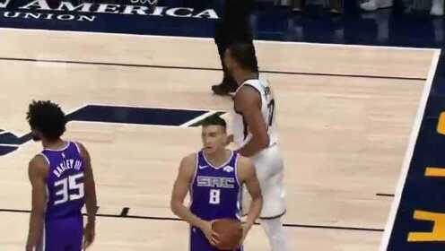 《NBA全场集锦》【得分】俩人玩上了 康利助攻戈贝尔无视重重阻击轻松上篮