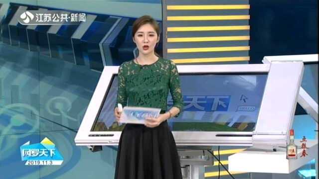 小学生在演唱会上写作业! 网友:门票放下 作业我来