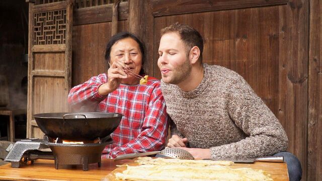 【豆皮包教程】奶奶现场制作香酥鲜美的豆皮包,一口咬下回味无穷