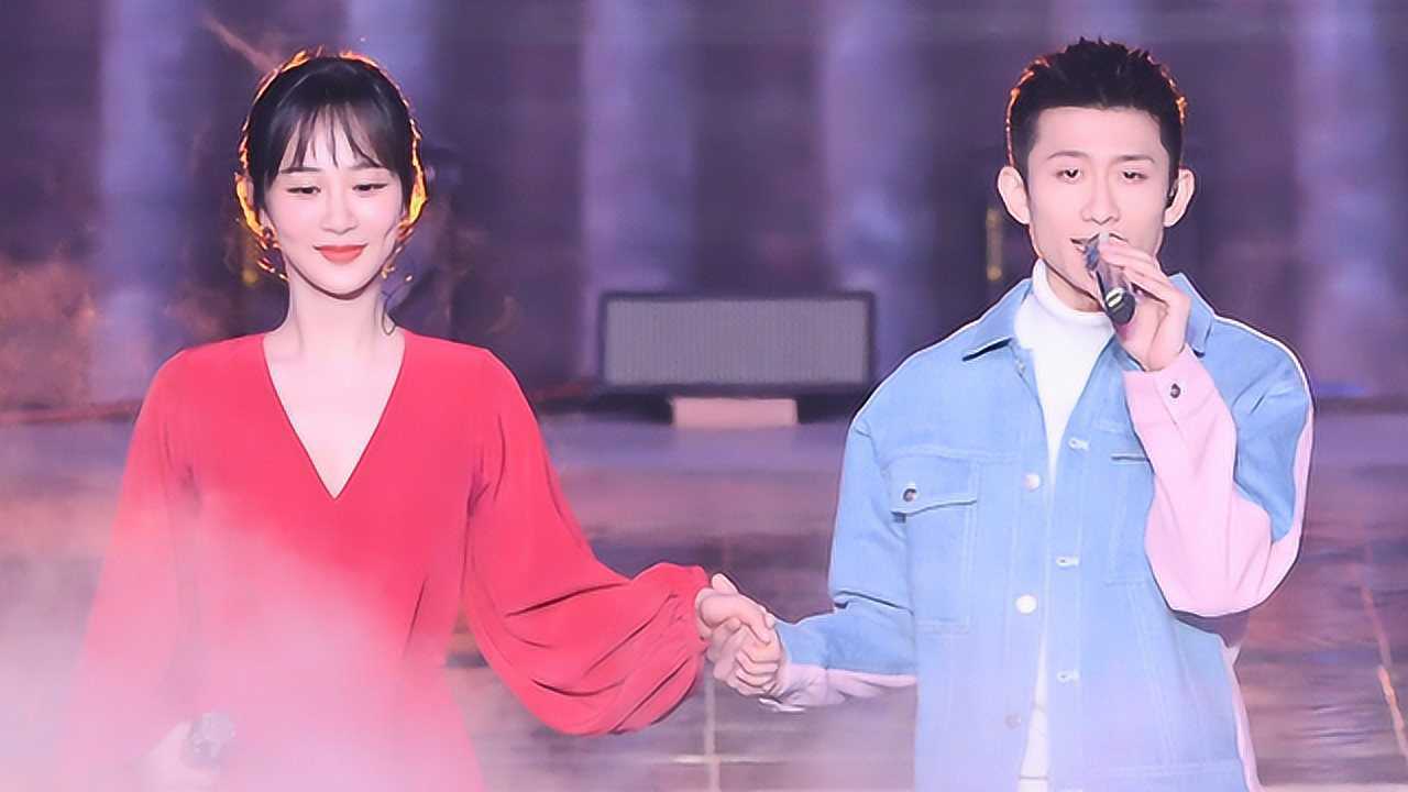 杨紫张一山牵手合唱《北京我的爱》,"姐弟俩"太默契