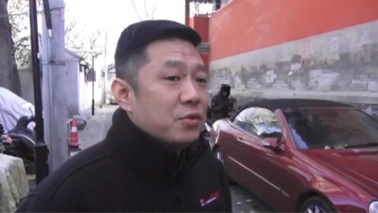 国学胡同现魅影 连砸居民多辆车