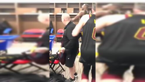 《NBA视频秀》像极了那年赢得总冠军 汤普森更衣室惨遭队友泼水庆祝
