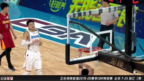 《北京男篮》北京队连续失误 王奕博助攻朱旭航空接暴扣