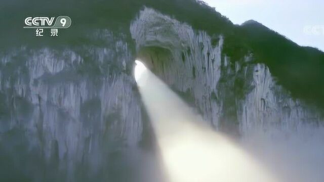 流水的力量有多强大?格凸河冲出巨大山洞,116米崖壁打造攀岩绝佳地点