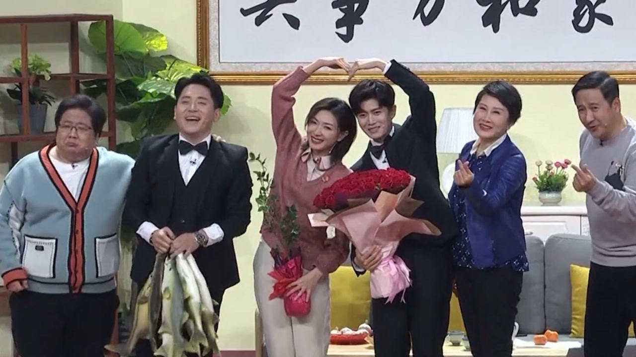 张凯丽,万茜,任嘉伦等上演小品《每逢佳节被催婚》