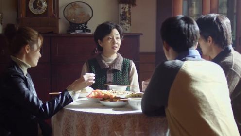 《爱情的边疆》第四十七集01：一家人其乐融融吃饭，小波提出要出国，父母劝在国内找工作