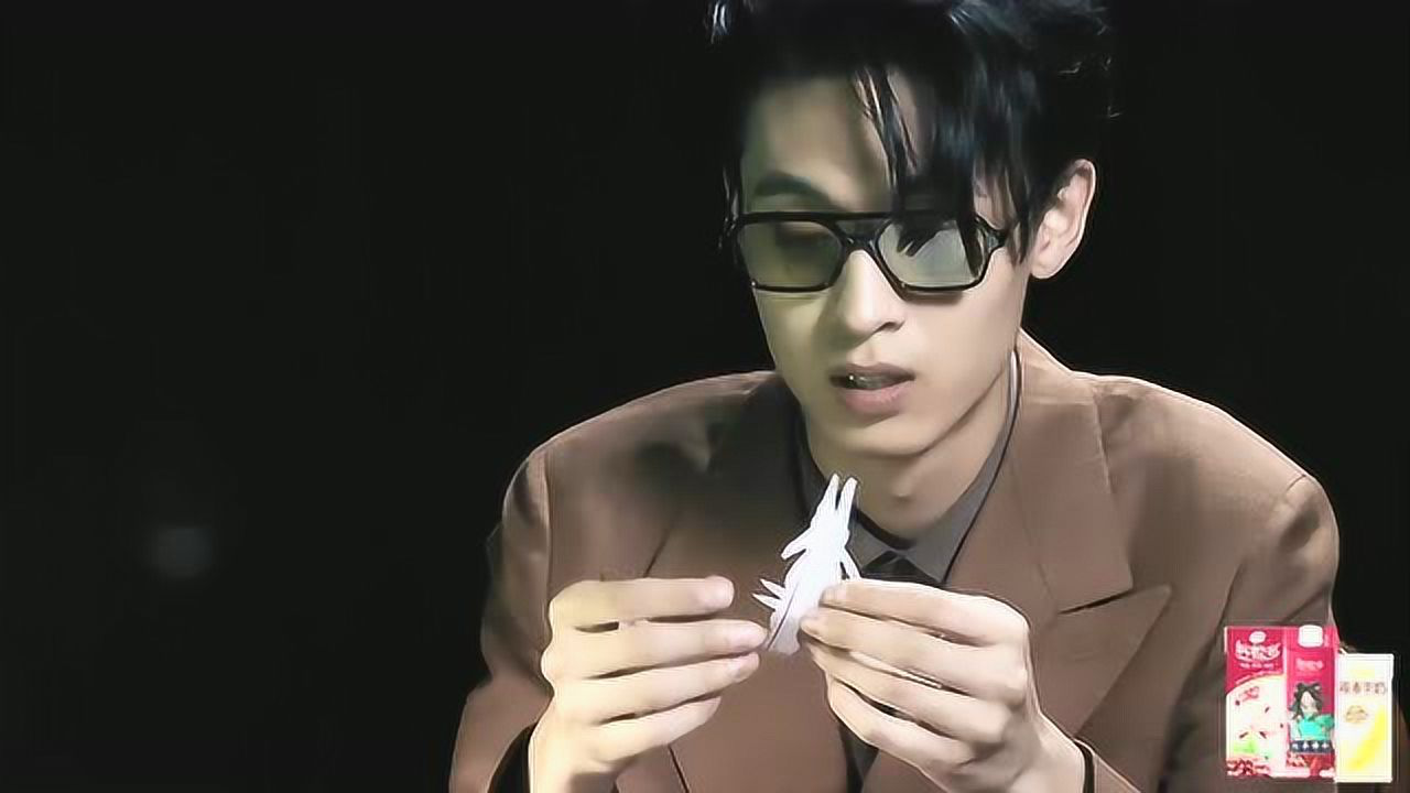 心灵手巧秦霄贤?现场剪小兔子超熟练