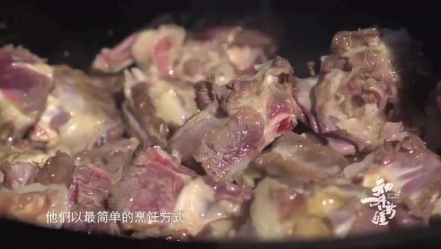 新疆特色羊肉焖饼登场：饼皮劲道、羊肉香辣，这道美食最早竟和纪晓岚有关？