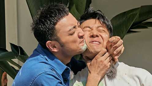 一对活宝兄弟→撒贝宁,小尼互给对方刷颜料