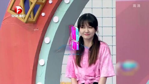 蓝光乐队主唱丹丹笑容满面太可爱