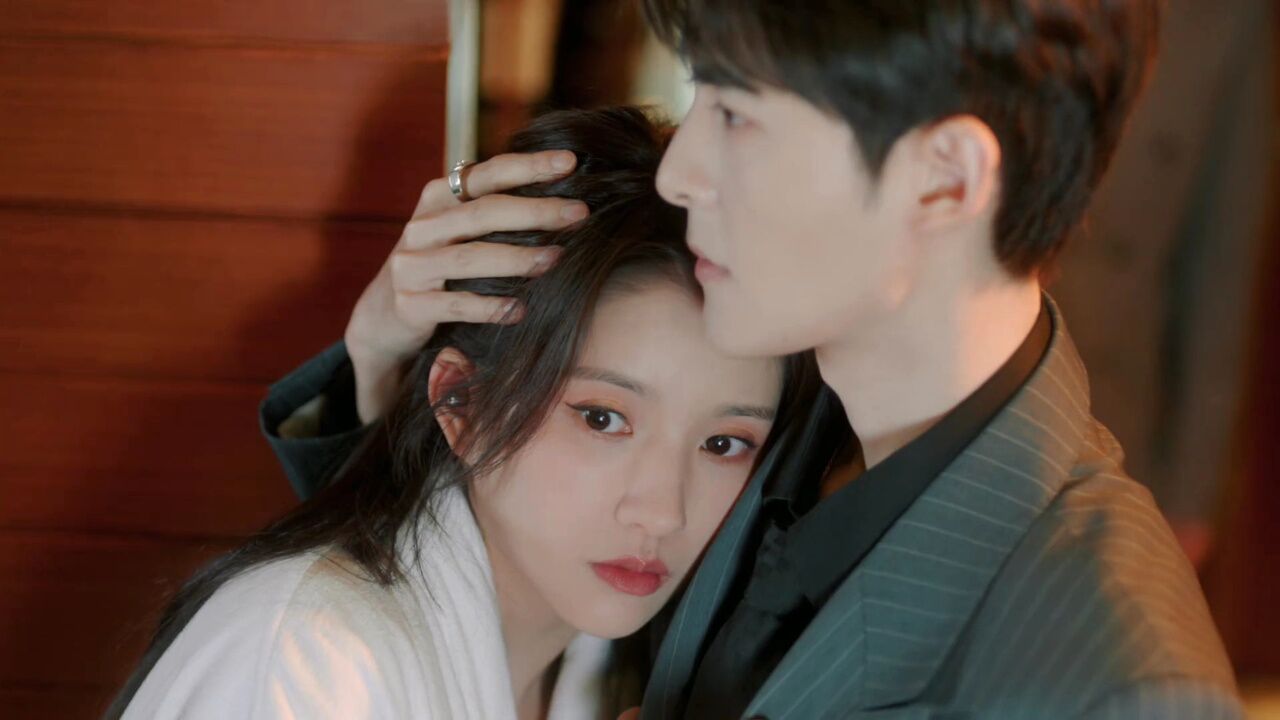 震惊刘些宁管栎刚见面就床咚