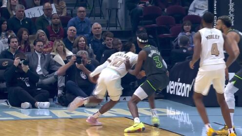 《NBA骑士》试试手感先！加兰夹缝求生传球底角勒维尔三分开张