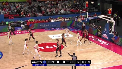 《中国女篮》全凭个人能力 李梦攻防结合顶着防守强硬打进拿下一血
