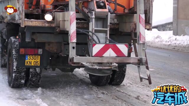 在大雪纷飞的日子里,有扫雪机来帮忙高光片段