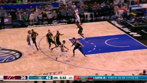 《NBA全场集锦》富尔茨突破分球底角的哈里斯 灵动假动作后撤三分稳稳命中