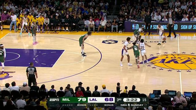 彻底点燃主场氛围！海耶斯顺步突破单手劈扣展示绝对天赋