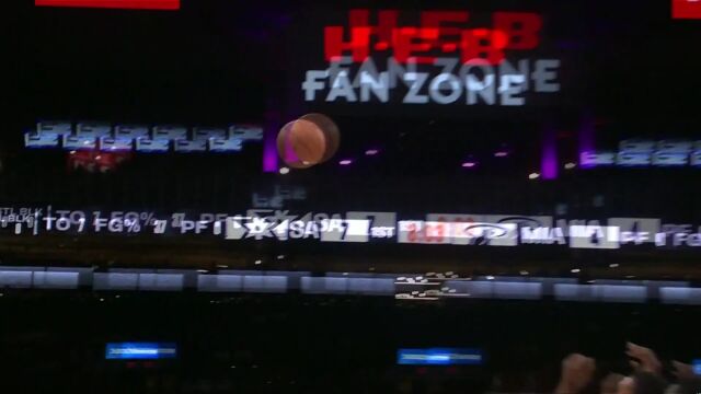 弧线优美如画！ 文班亚马顶着阿德巴约转身后仰两分稳稳命中